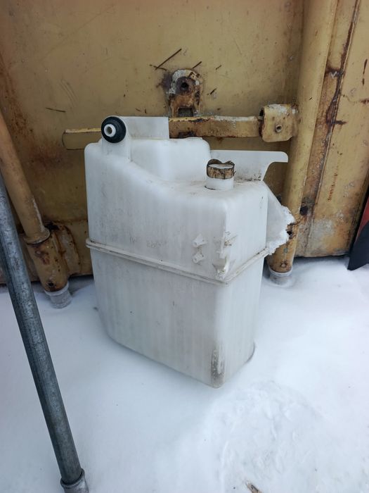 Бачек омывателя Тойота Ипсум Toyota Ipsum