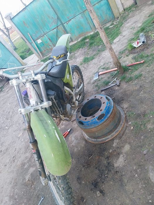 Vând  cross detalii în privat