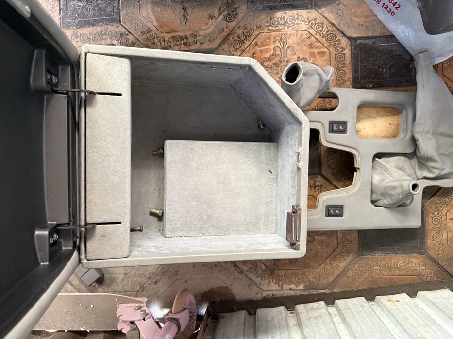 Подлокотник Land Cruiser 105