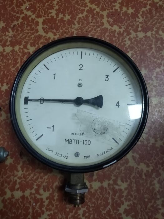 Манометр механический.