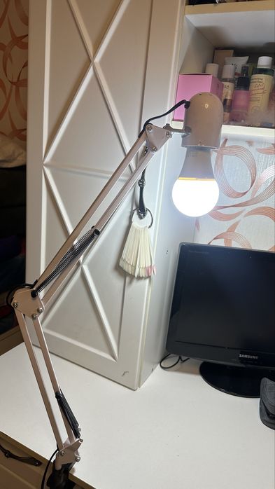 Настольная лампа для маникюра