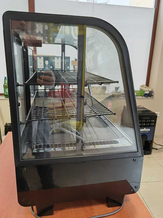 Настолна хладилна витрина.