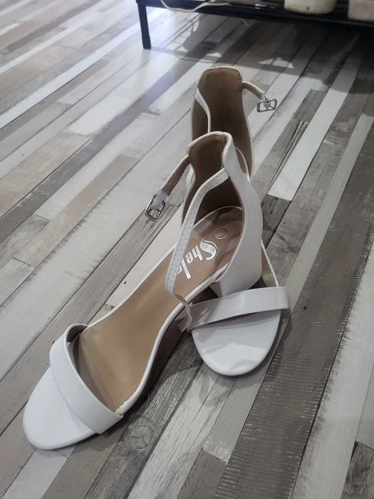 Бели сандали на ток