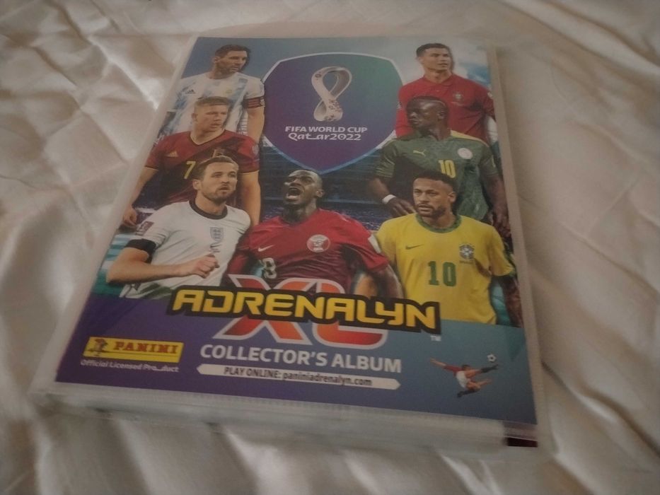 Колекционерски албум за карти  Panini World Cup Qatar Adrenalyn XL запълнен с всички карти