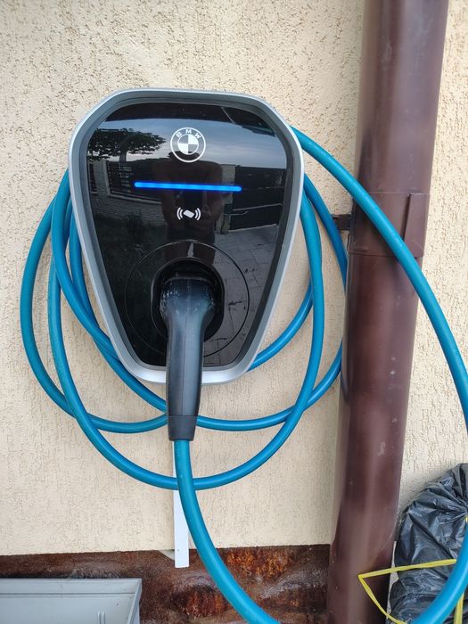 Vând statie de.incarcare trifazică BMW Wallbox Plus