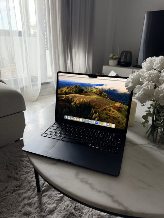 Vând MacBook Air 13.6” (model 2024)