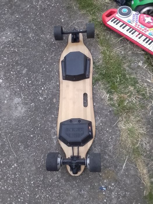 Vând skateboard electric
