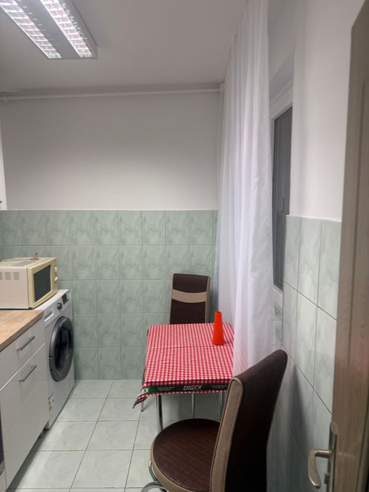 Închiriez apartament cu centrală o cameră