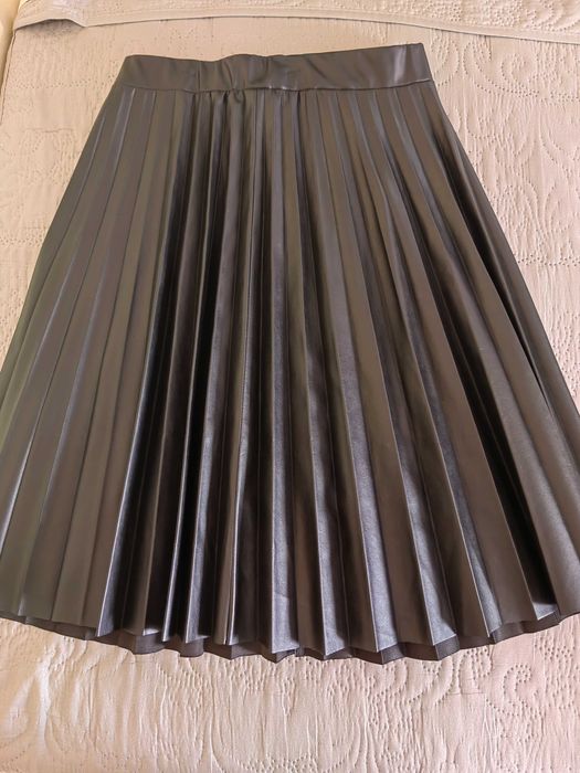 Дамска кожена пола на Miss Perry + подарък към нея риза