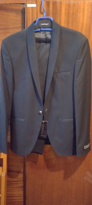 Vând costum nou la comanda made în Turcia+cămașa măr.l.xxl