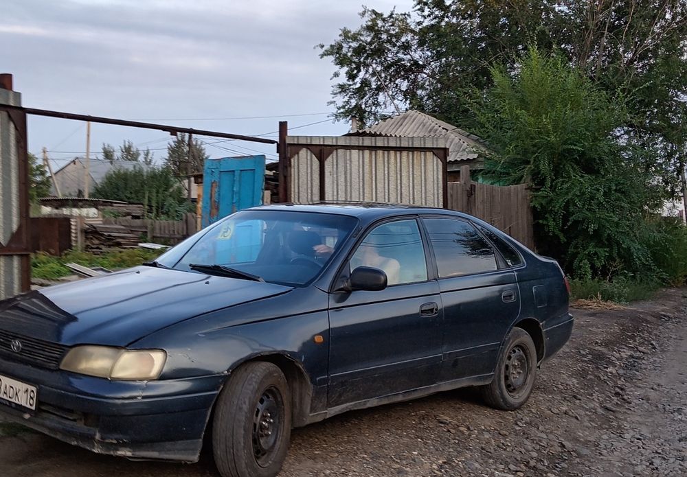 Продам машину тайота карина е