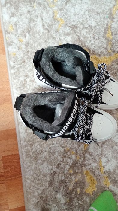 Vând papuci Fashion noi nouti,au piele înăuntru , călduroși și frumoși