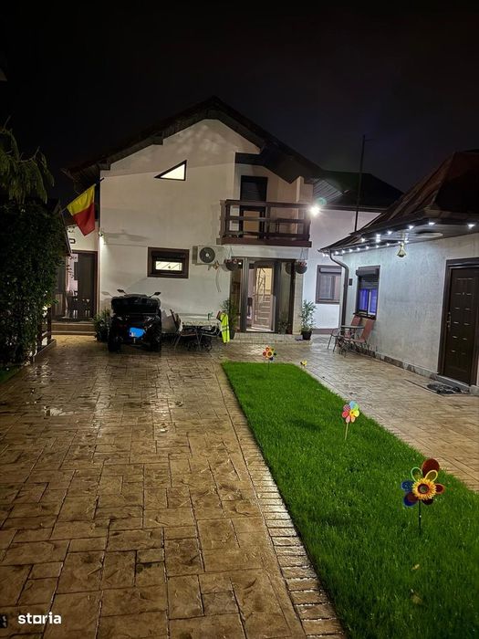 Două case, o singură proprietate, vedere la lac