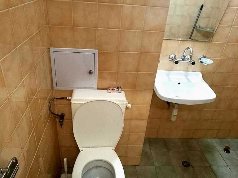 Дава се под наем Двустаен апартамент в Бургас, Център - 86 кв.м за 204 € - Снимка #4