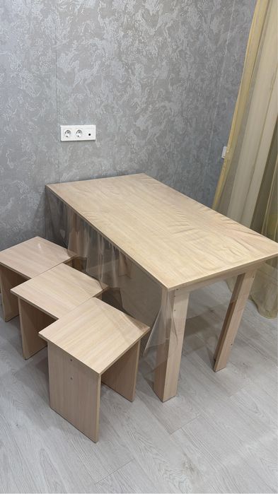 Стол с табуретками