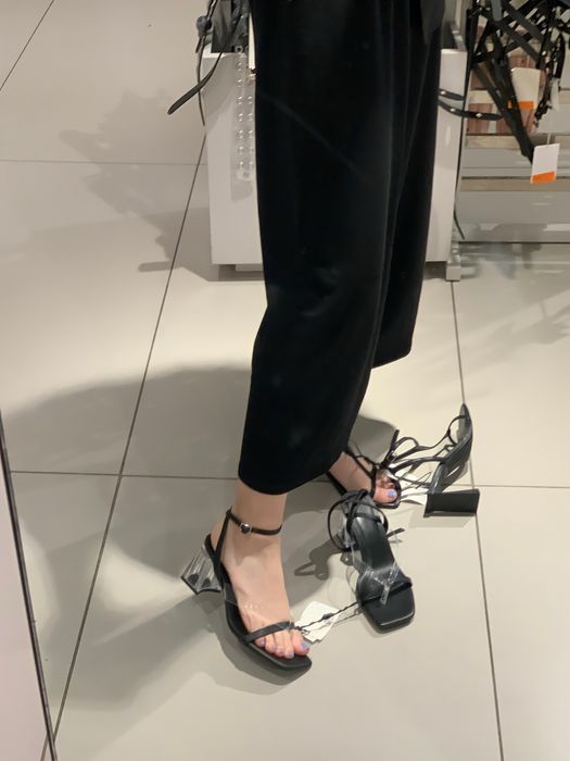 Босоножки черного цвета Bershka
