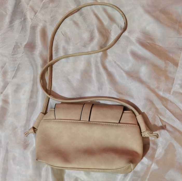 Малка чантичка цвят слонова кост