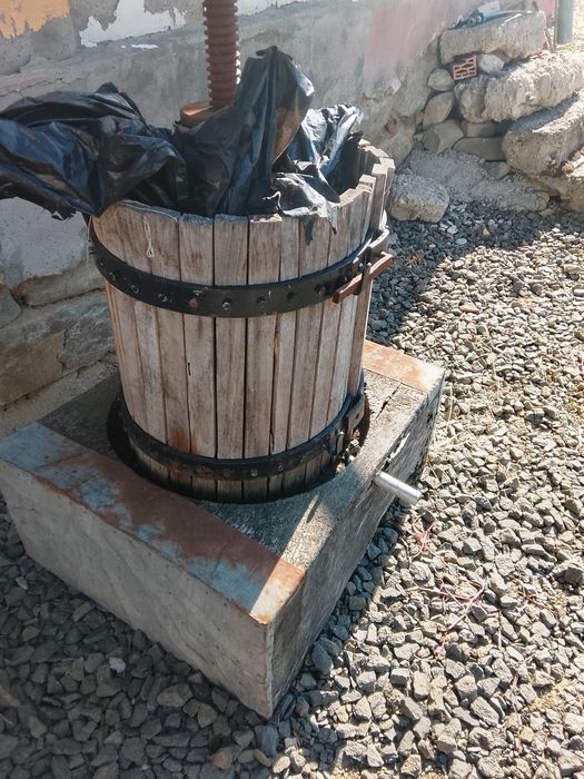 Vând presa,storcător  strugurii