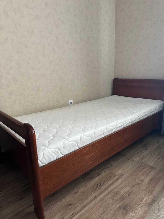 односпальная кровать с матрасом