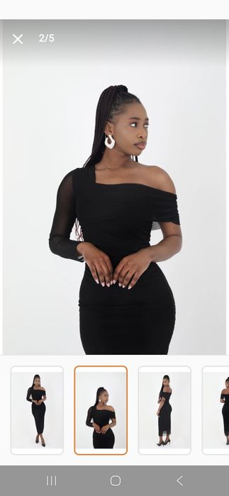 Вталена  рокля с асиметрични ръкави с тюл