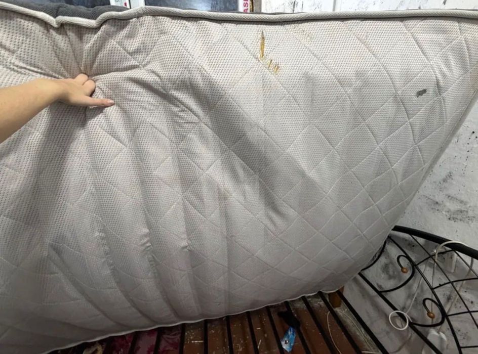 Продам кровать с матрасом