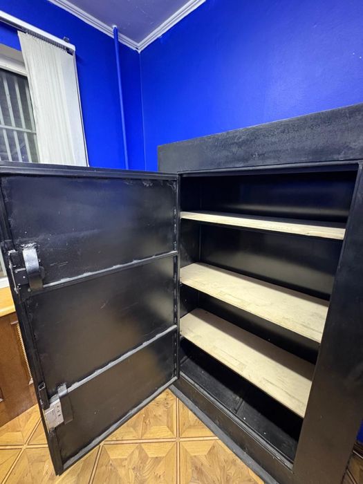 Металлический сейф