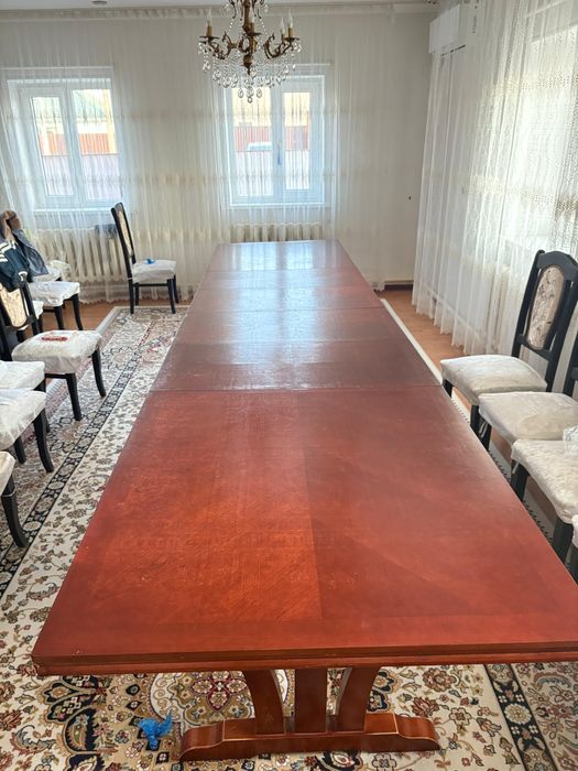 Продается  стол гостиной.