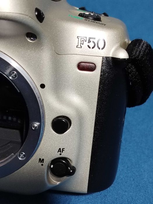 Nikon F50 apart foto cu film, doar corpul aparatului.