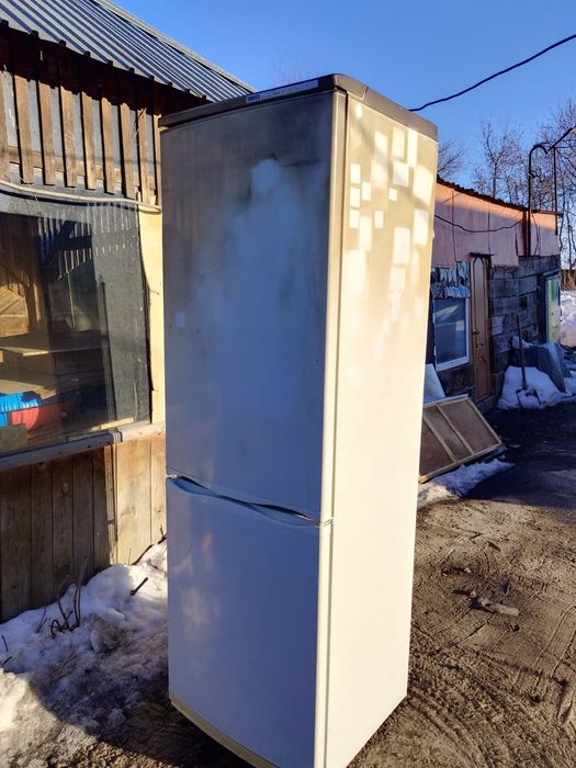 Продам холодильник и кушетку