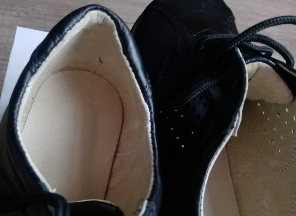 дамски обувки номер 40, стелка 25см. полвинки- работни- Бартер