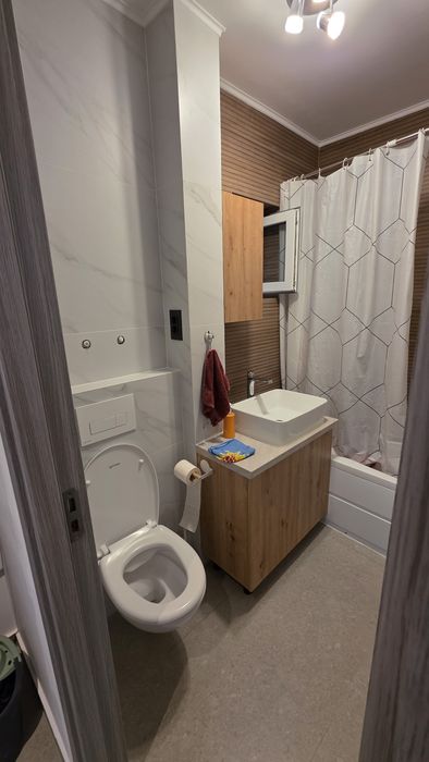Apartament cu trei camere de închiriat!