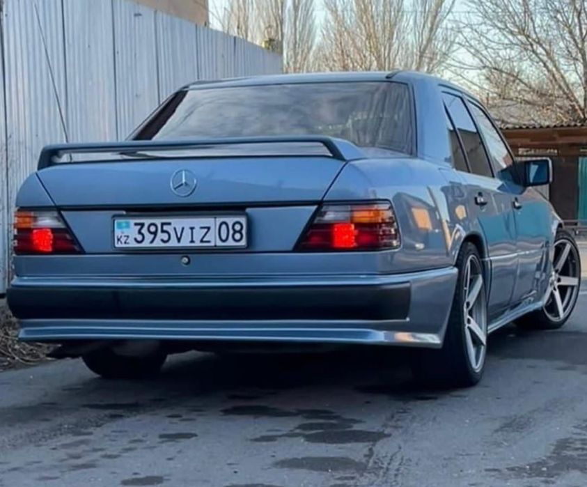 Мерседес W124 передни задний бампер комплект крыло  молдинг фары капот