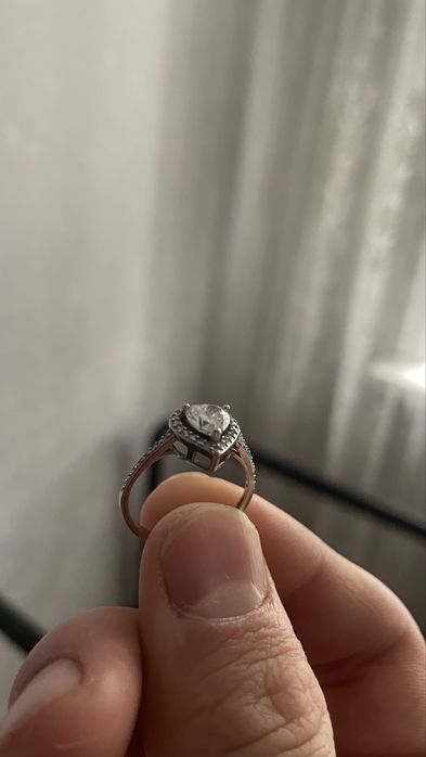 Кольцо из серебра с белым камнем.