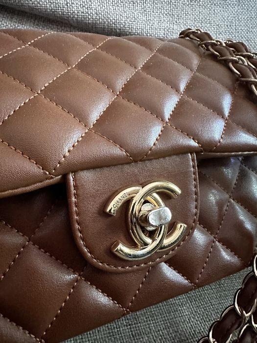 Емблематична чанта на Chanel в кафяв цвят и златни елементи