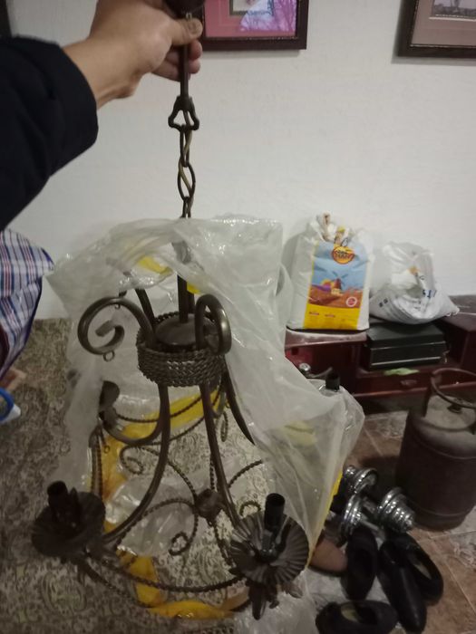 Люстры металлические скованные.