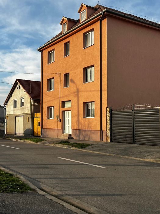 Casa spatioasa de vanzare