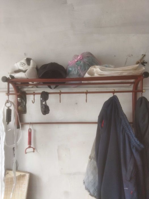 Продам угловой шкаф,вешалку..