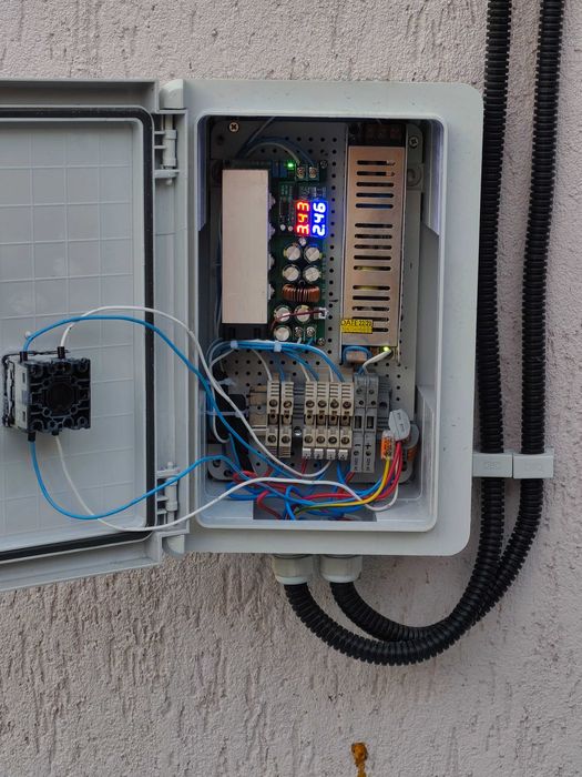 Electrician, ofer servicii profesionale în domeniul electric, de la automatizări și tablouri electrice până la instalații complete pentru locuințe