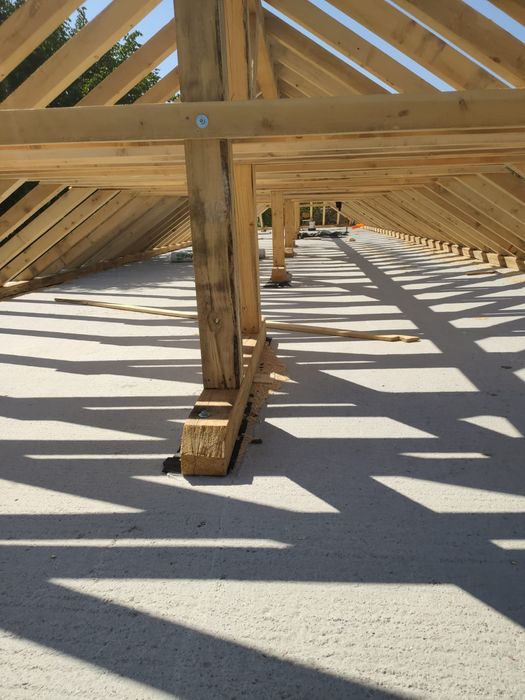 Executam case la rosu