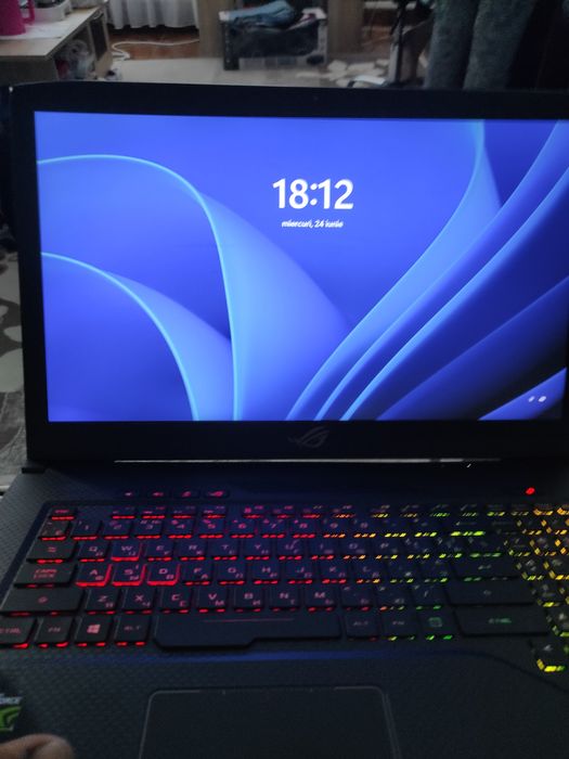 Laptop GL703GE se mișcă bine