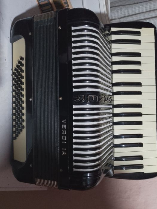 Vând acordeon verdi