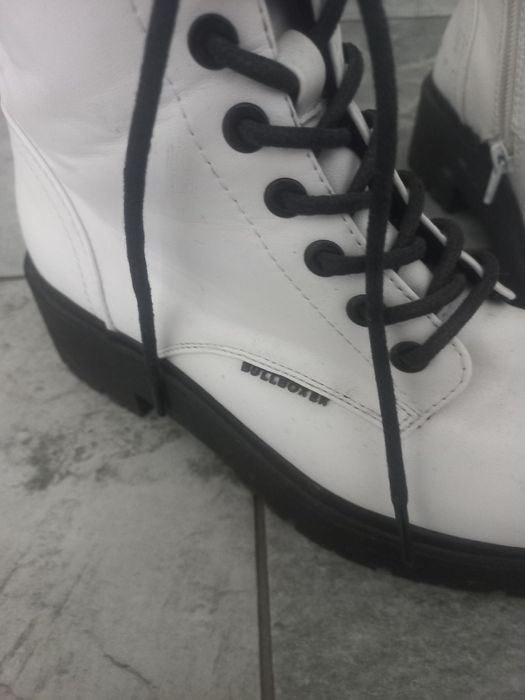 Bocanci albi mărimea 37 marca Bull boxer