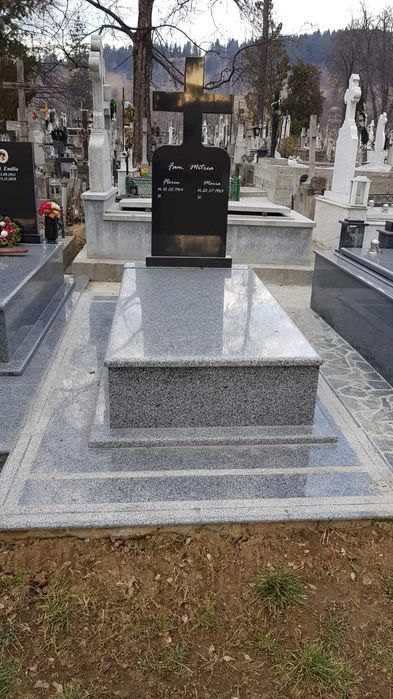 Monumente funerare din granit masiv, montaj cruci, accesorii.