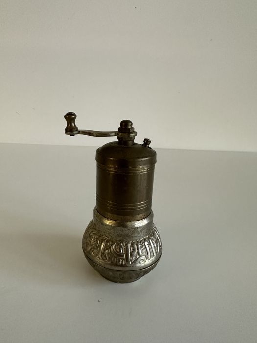 Ретро мелничка за пипер