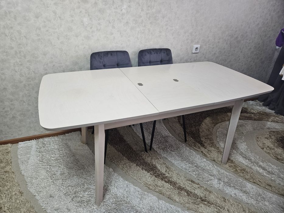 Стол деревянный для гостей