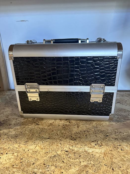 Trusa makeup  ! Se vinde separat de produsele care sunt in poze