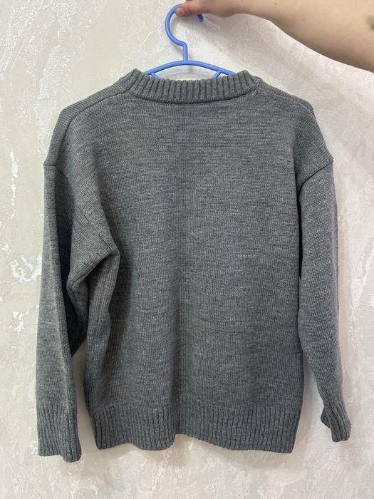 новый серый вязанный свитер