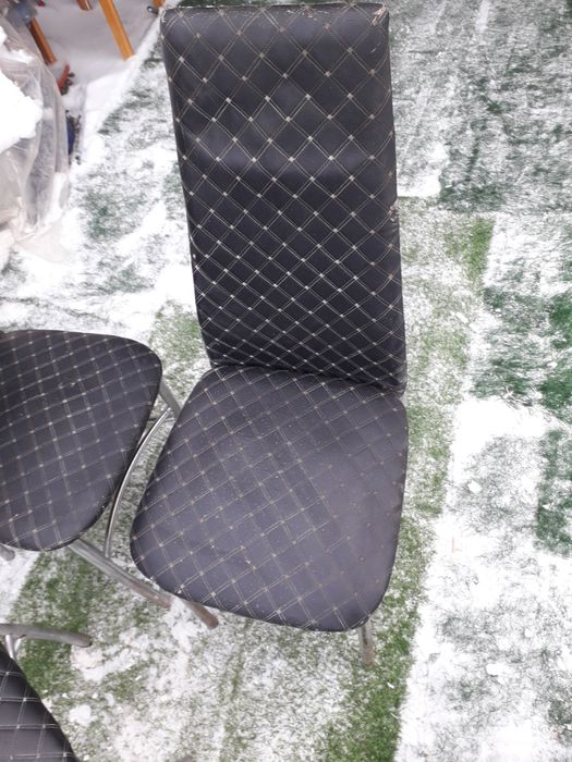 Строительные леса и стулья.