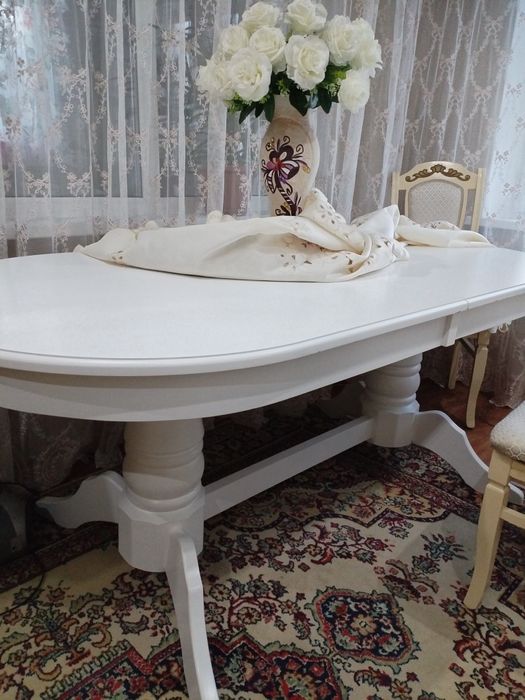 Стол обеденный .