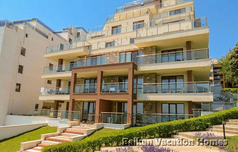 Двустаен апартамент с голяма покривна тераса – на 100 м от морето